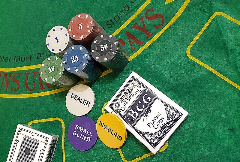 Набор для покера Holdem Light на 200 фишек с номиналом